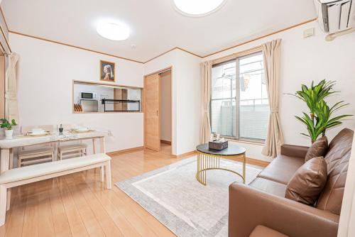 a living room with a couch and a table at Ohanachaya station 5-minute walk 4ldk house maxi 9people family friendly in Tokyo