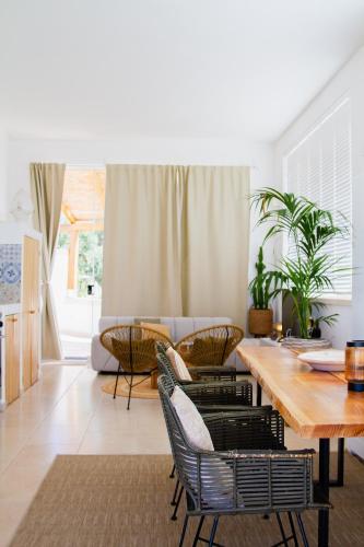 a living room with a table and chairs at Villa Gufo in Ostuni