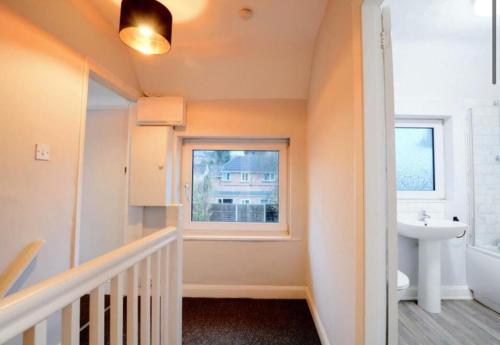 Ένα μπάνιο στο 2 bedroom minimalist home from home with parking