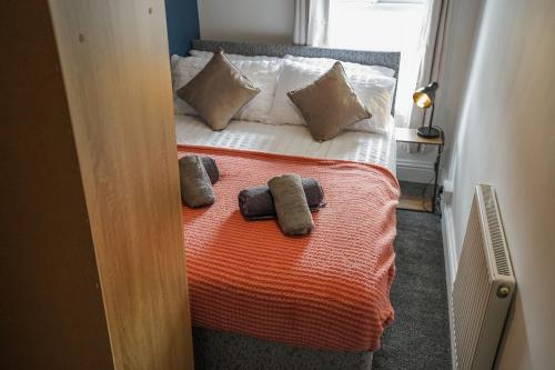 a bedroom with a bed with two towels on it at Cosy Home in Grimsby Town Centre in Grimsby