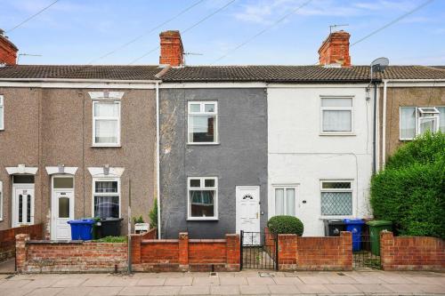 a house with a fence in front of it at Cosy Home in Grimsby Town Centre in Grimsby