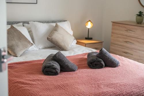 a bed with two stuffed animals on top of it at Cosy Home in Grimsby Town Centre in Grimsby
