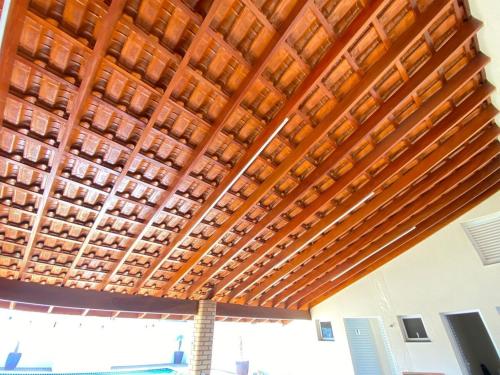 a wooden ceiling in a room with wooden bottles at Chácara Nova Aliança,Paulínia- São Paulo in Paulínia