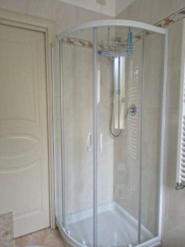 a shower with a glass enclosure in a bathroom at Casa indipendente Roque Vista al mar con parking gratuito in Vallecrosia