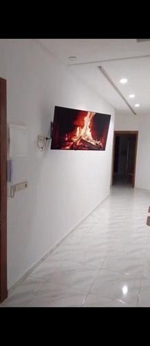 Monte ʼArrouitتجزئة الهناء العروي的白色的房间,墙上配有电视