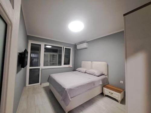 Un dormitorio pequeño con una cama y una ventana. en Апартамент СОХО, en Razgrad