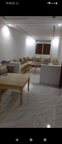 Monte ʼArrouitتجزئة الهناء العروي的客厅配有沙发和桌子