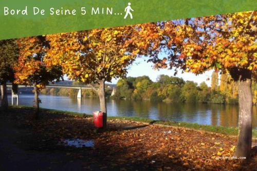 a picture of a river with trees and a bridge at La Suite des Rêves - Les Bonn'apparts-Sur-Seine in Bonnières-sur-Seine