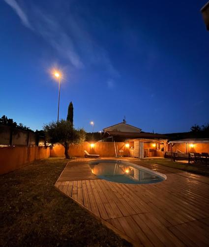 Bazén v ubytování La maison de Claude avec terrasse et piscine nebo v jeho okolí