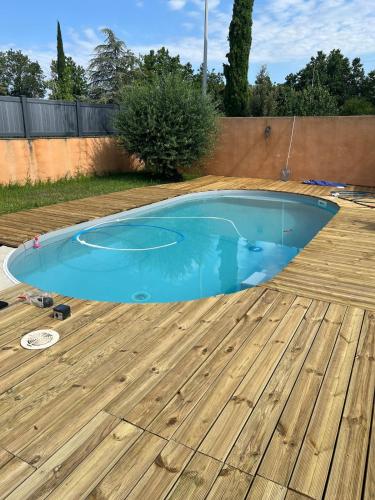 Bazén v ubytování La maison de Claude avec terrasse et piscine nebo v jeho okolí