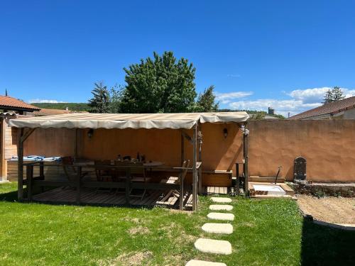 Zahrada ubytování La maison de Claude avec terrasse et piscine