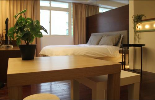 a bedroom with a bed and a table and a table sidx sidx sidx at 喃行旅-一房一車位 毛孩友善客房數量有限請先預約 in Tainan