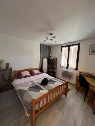 Postel nebo postele na pokoji v ubytování La maison de Claude avec terrasse et piscine