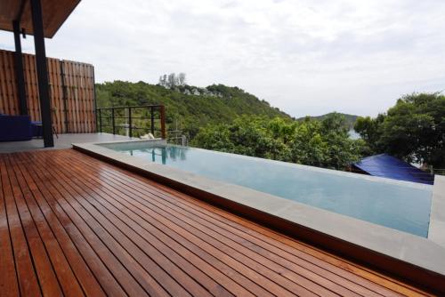 einen Pool auf der Terrasse eines Hauses in der Unterkunft Yume17 - Sea View Villas in Chaloklum