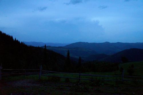 a view of a mountain valley at dusk at Usadba Okhotnichiy Dvor in Yabluniv