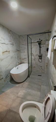 un baño con inodoro y bañera en Le Feto, en Dakar