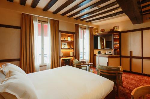 a bedroom with a white bed and a window at Hôtel Confidentiel - Louvre in Paris