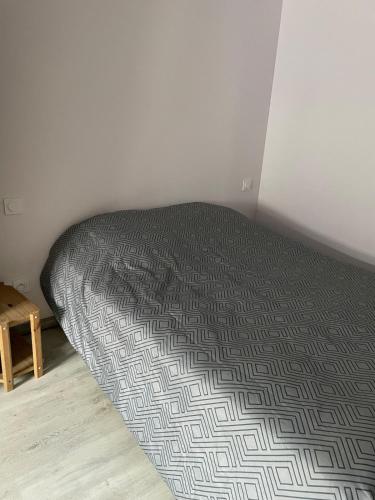 a bed in a corner of a room at Maison à la campagne in Combon