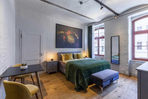ein Schlafzimmer mit einem Bett, einem Tisch und Stühlen in der Unterkunft Loft Apartments Leipzig Loft Verde in Leipzig