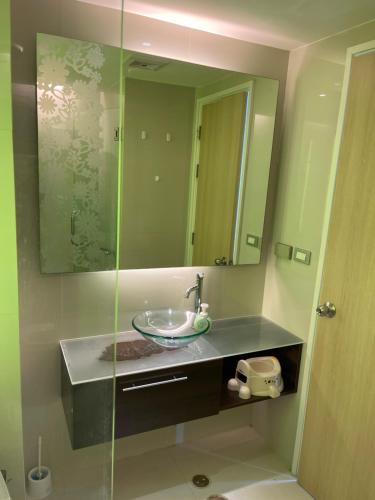 パタヤ・サウスにあるgrande caribbean condo by stays innの洗面台と鏡のあるバスルーム