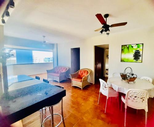 ein Wohnzimmer mit einem Tisch und einem Deckenventilator in der Unterkunft House Relax Parque das Águas Quentes - Apê 2 Quartos in Caldas Novas