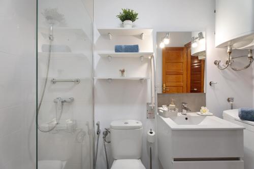 ein Badezimmer mit Dusche, Toilette und Waschbecken in der Unterkunft Casa Relax Marine in Costa Del Silencio