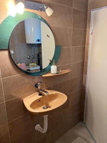 Un baño de Golding Lux