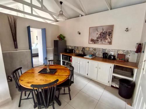 Η κουζίνα ή μικρή κουζίνα στο Garden Sanctuary Suites
