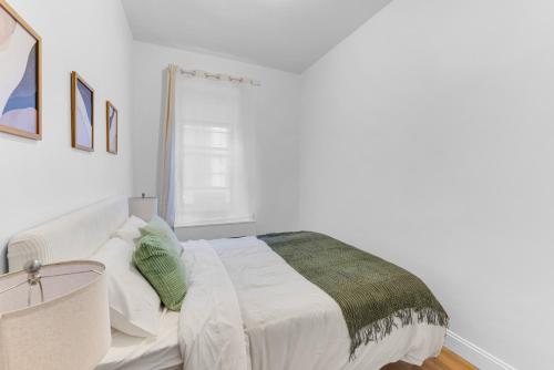 Postel nebo postele na pokoji v ubytování Inviting 2Bd Upper East Side Stay with Backyard