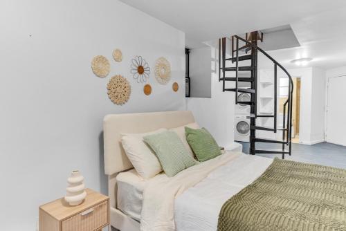 Postel nebo postele na pokoji v ubytování Inviting 2Bd Upper East Side Stay with Backyard