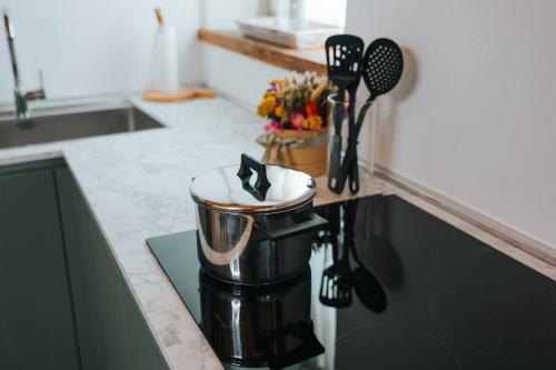 チゾーン・ディ・ヴァルマリーノにあるLa Casa Di Bettiのゴミ箱と調理器具が置かれたキッチンカウンター