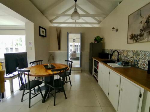 Η κουζίνα ή μικρή κουζίνα στο Garden Sanctuary Suites