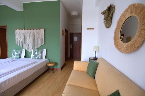 une chambre avec un lit, un canapé et un miroir dans l'établissement WOT Sintra Sarrazola, à Sintra