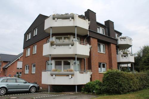 a building with balconies on the side of it at Großzügiges Erdgeschoßapartment mit Balkon und eigenen kostenlosen Parkplatz in Hövelhof