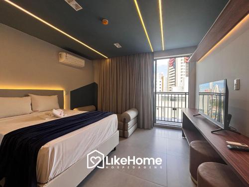 una habitación de hotel con una cama y un balcón en Simple Smart em Manaíra - LikeHome Hospedagens, en João Pessoa