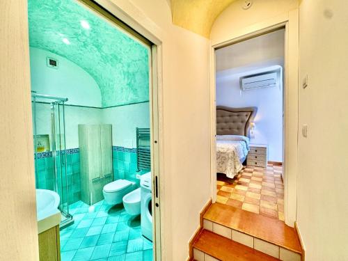 Ένα μπάνιο στο Golden Vaults 1st Floor Sea View Balcony