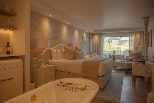 Katil atau katil-katil dalam bilik di Le Petit Manoir Boutique Hotel