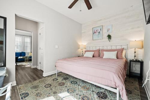 1 dormitorio con 1 cama grande con sábanas rosas en Spring Bungalow - A cozy getaway in downtown Hot Springs!, en Hot Springs