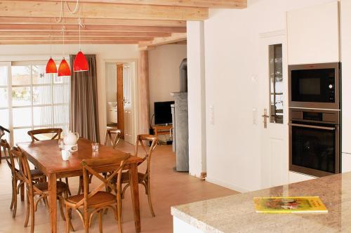 Η κουζίνα ή μικρή κουζίνα στο Ferienhaus " Strand 22 " an der Ostsee, Sauna, Dachterrasse, free W-LAN by SEASIDE