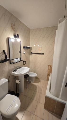 Um banheiro em Hostal Prada