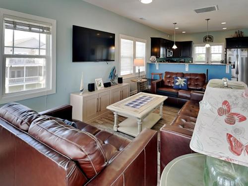 a living room with leather couches and a table at Lovin Lowe Tide in Thomas Landing