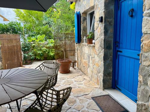 Kawasan patio atau luaran di Blue Penguin - Offer for Digital nomads