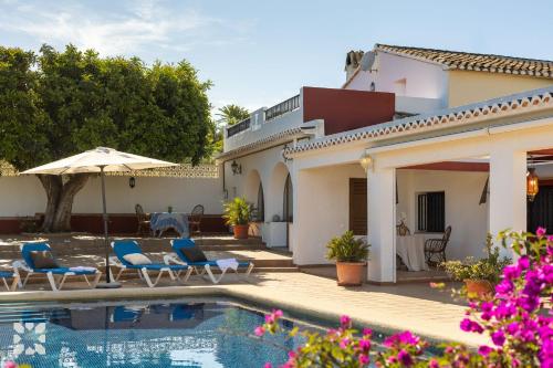 テウラーダにあるVilla Canela by Abahana Villasのプールと家のあるヴィラ