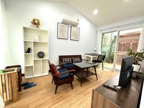 Χώρος καθιστικού στο Baan Ploy In3 Cozy Lanna Home in Old Town
