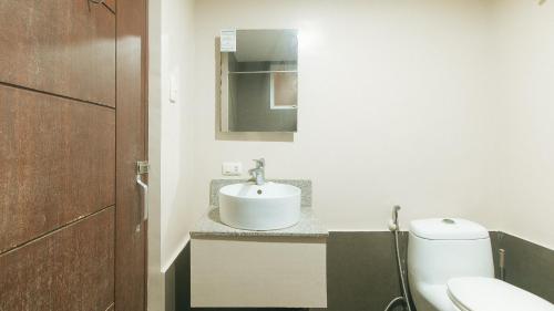 Koupelna v ubytování RedDoorz at Regina Hometel J Victor