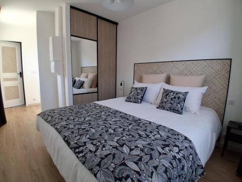 Katil atau katil-katil dalam bilik di Appart-Hôtel Rouillac