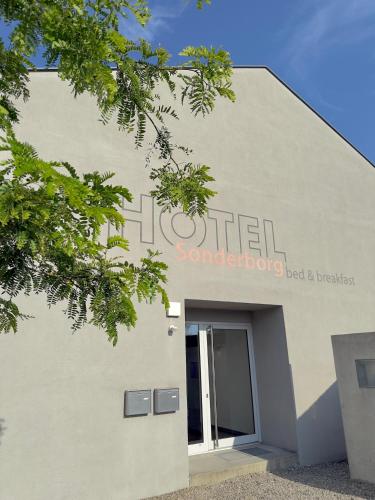 シュロベンハウゼンにあるHotel Sonderborgの側面に看板がある建物