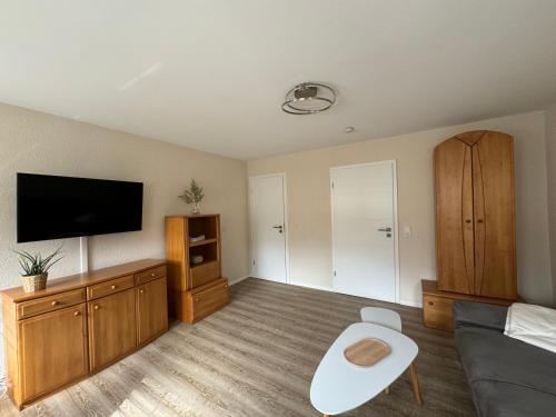 a living room with a couch and a flat screen tv at Köllners Stadtjuwel in Bad Sulza