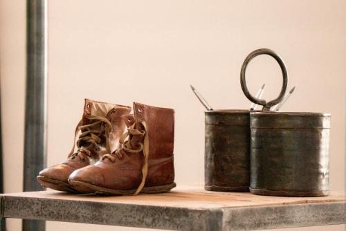 a pair of boots and a bucket on a table at Arty Provence, vue, calme et piscine chauffée dans les Alpilles proche St-Rémy-de-Provence in Saint-Étienne-du-Grès