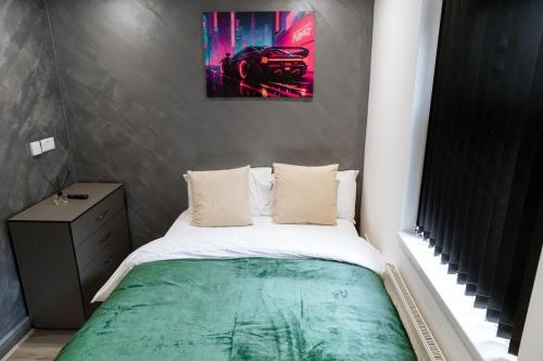 a small bedroom with a bed and a painting on the wall at Stylish Studio near Cov Uni, City Centre, BHX, NEC in Spon End